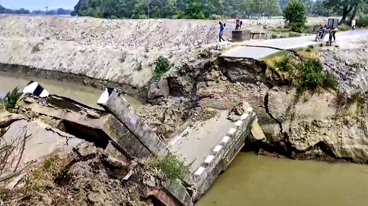 https://salarnews.in/public/uploads/images/newsimages/maannewsimage23062024_192422_Bihar bridge collapse.jpg